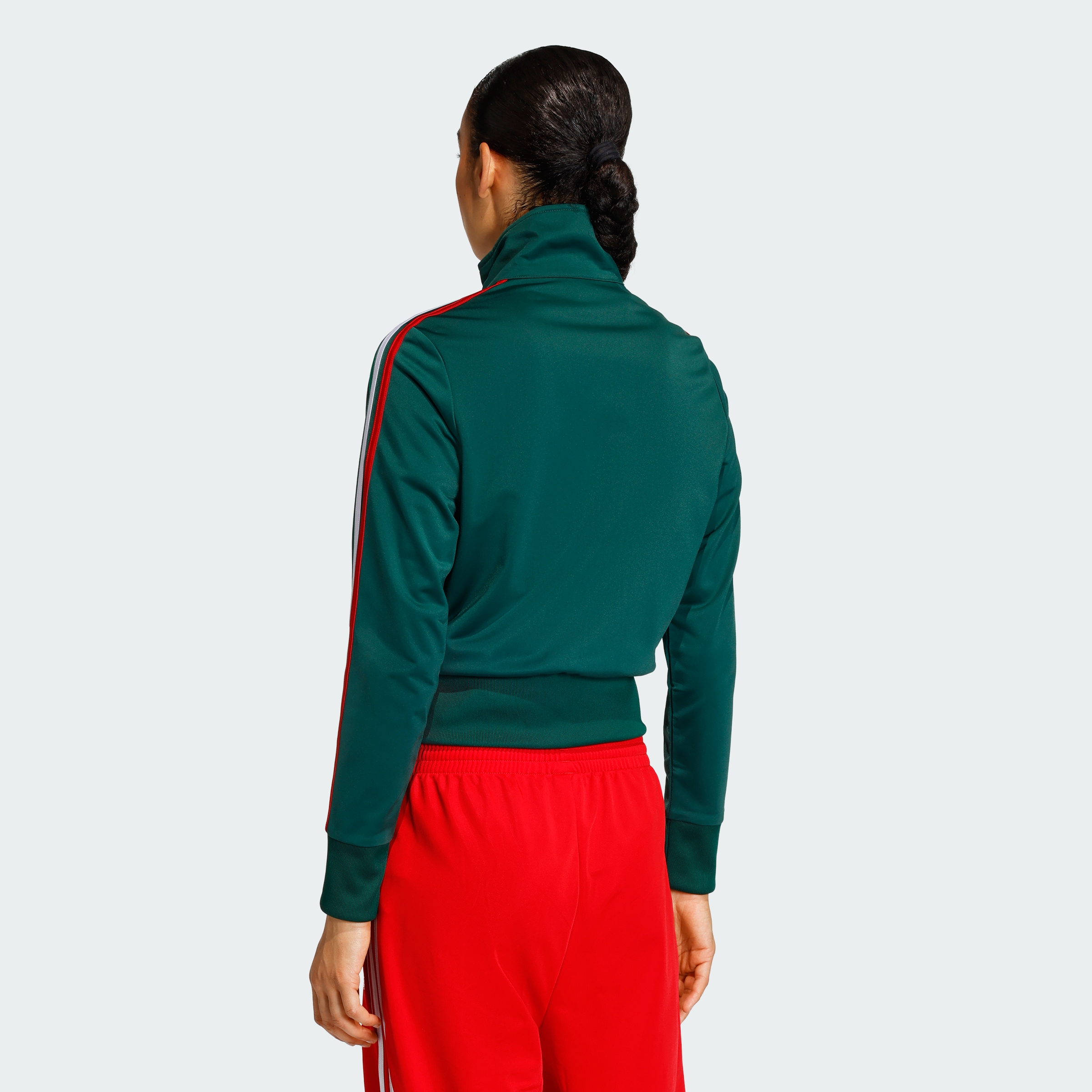 https://assets.adidas.com/images//595031df7c2b4540abc541462558426e_9366/KC6568_23_hover_model.jpg