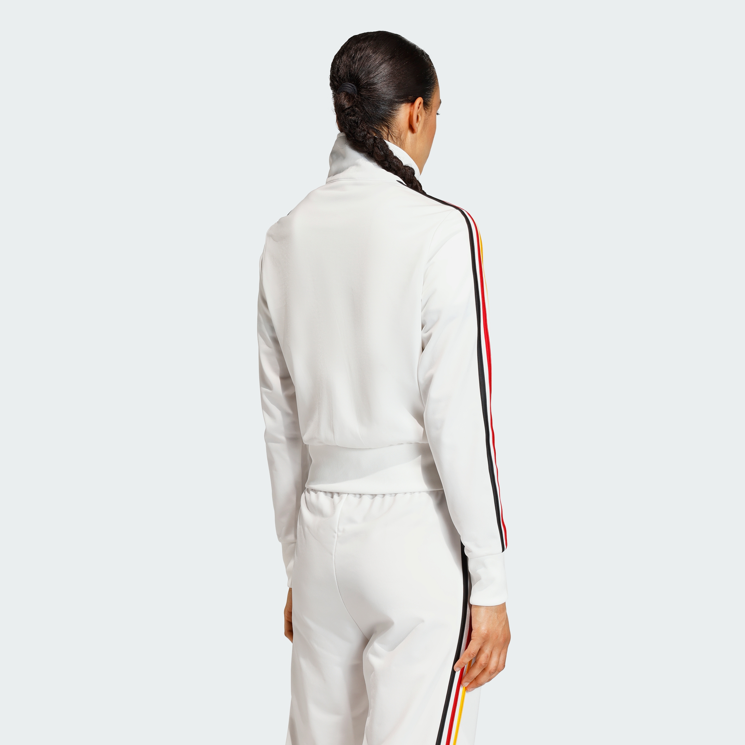 https://assets.adidas.com/images//15a9a02788954b839a9be8d7905c492c_9366/KC6569_23_hover_model.jpg