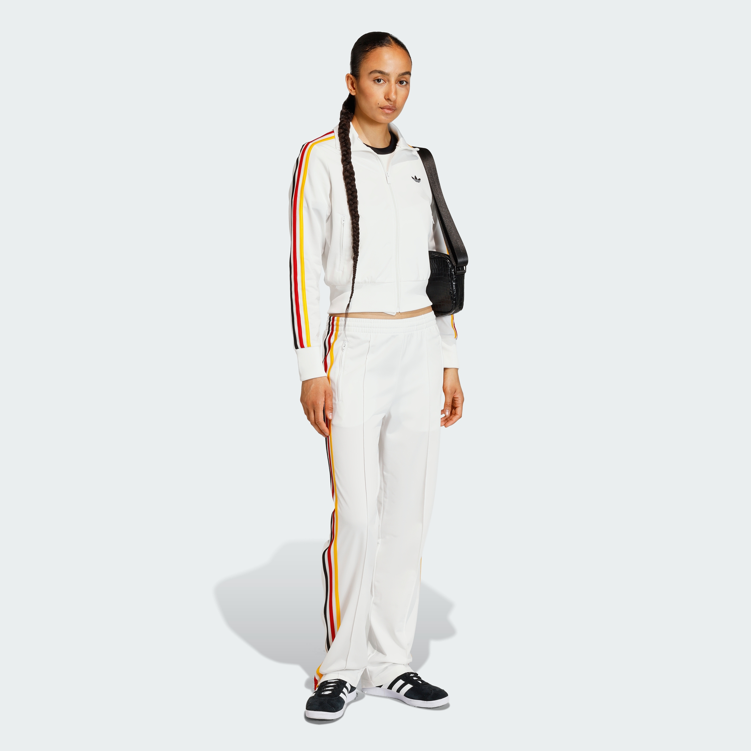 https://assets.adidas.com/images//d31ffa441da4415586b97659edfac797_9366/KC6569_25_model.jpg