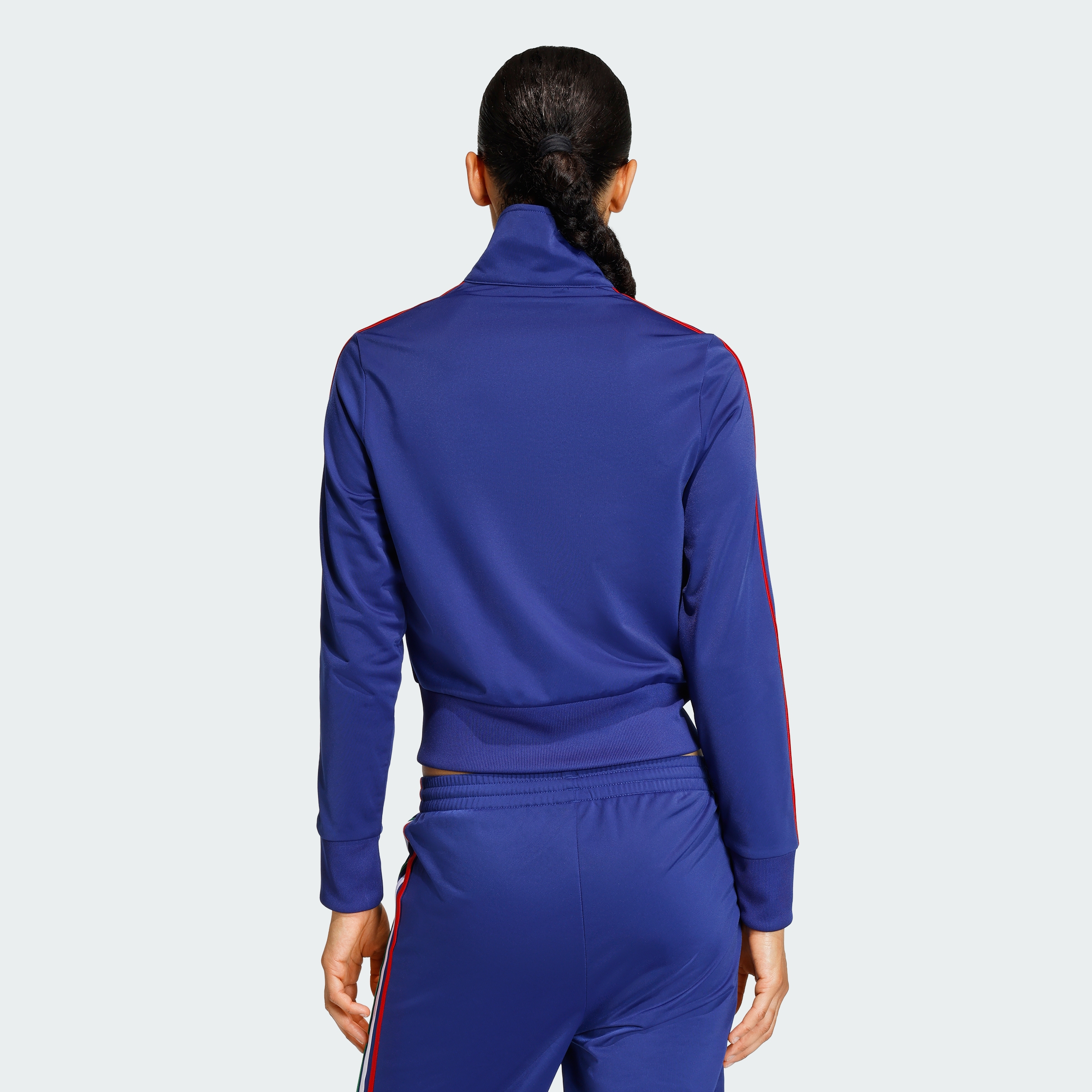 https://assets.adidas.com/images//47c3004e0ad24dc7a2b91821eaa60a5c_9366/KC6570_23_hover_model.jpg
