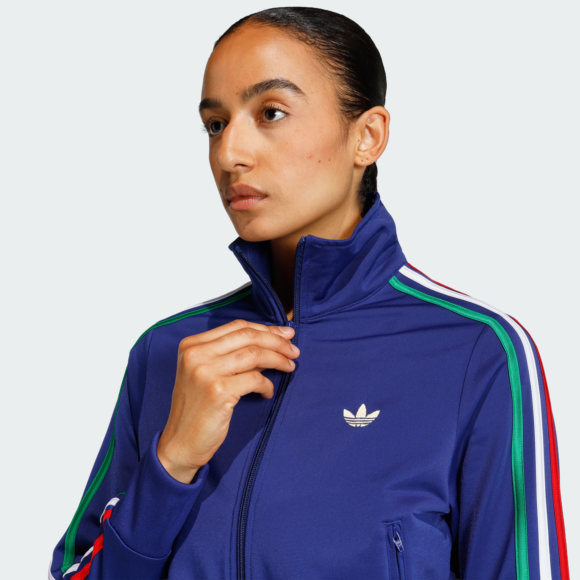 https://assets.adidas.com/images//38714abfc6d840e29c181f1c28d43335_9366/KC6570_41_detail.jpg
