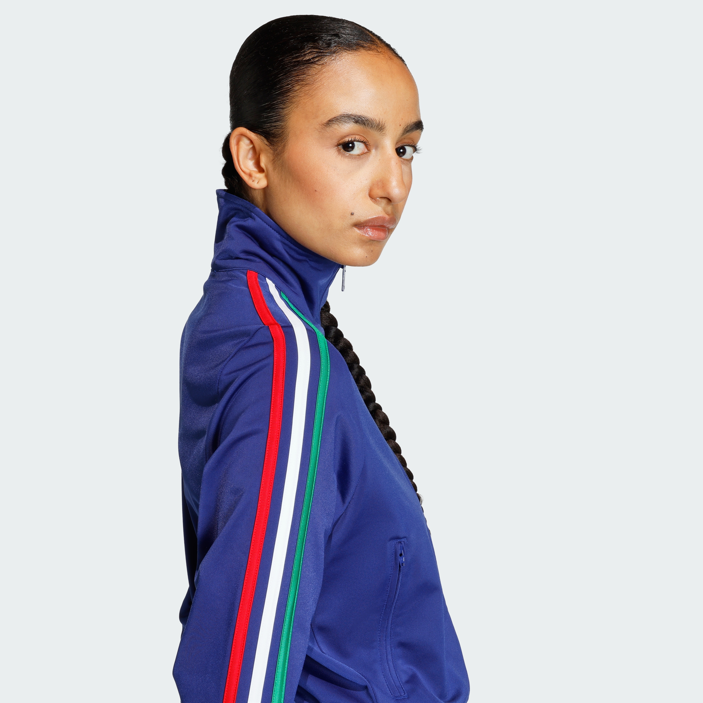 https://assets.adidas.com/images//e4a4915ea07b4290a7207e50eb189b84_9366/KC6570_42_detail.jpg