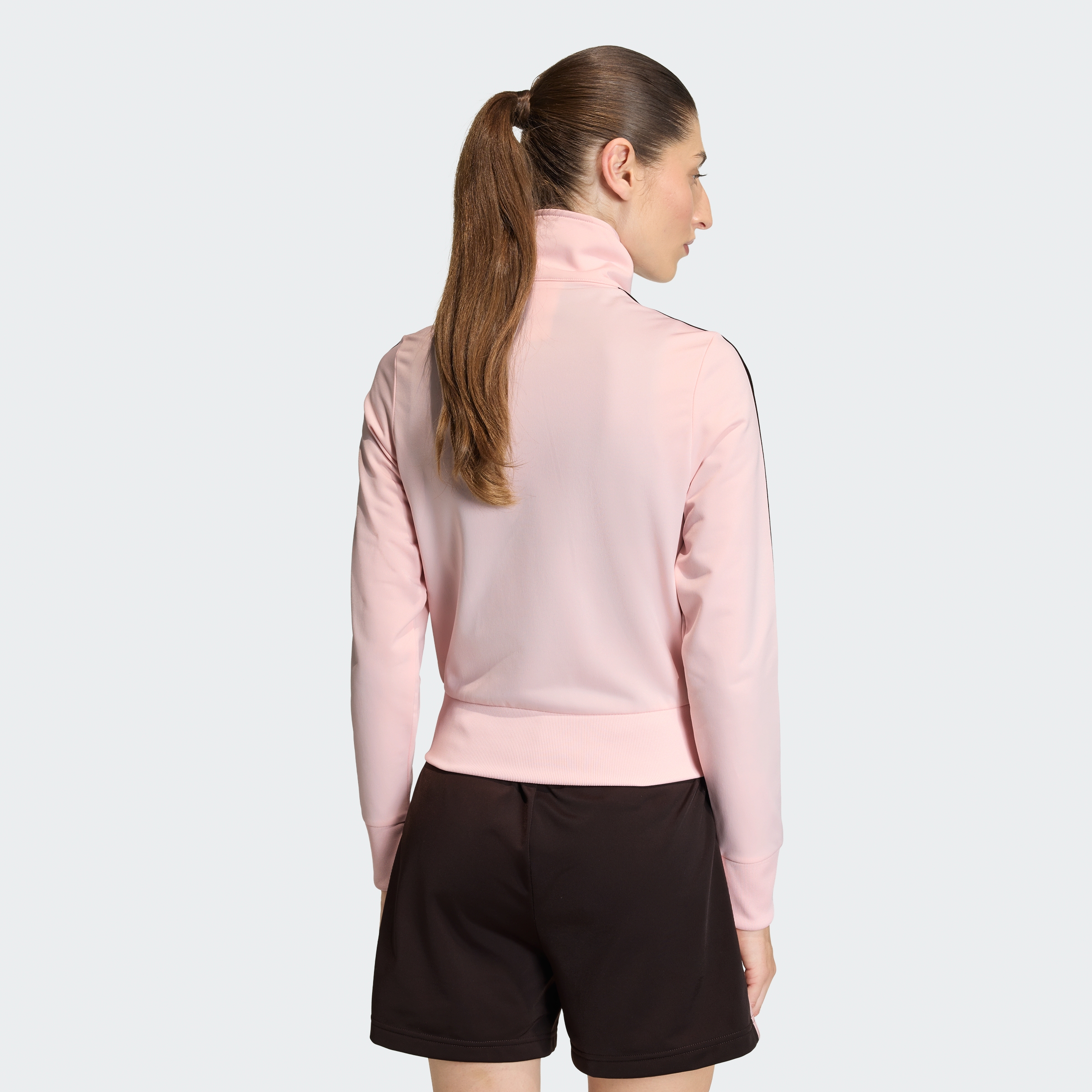 https://assets.adidas.com/images//f3e595da649941f1bf5977d3d1f72687_9366/KC6573_23_hover_model.jpg