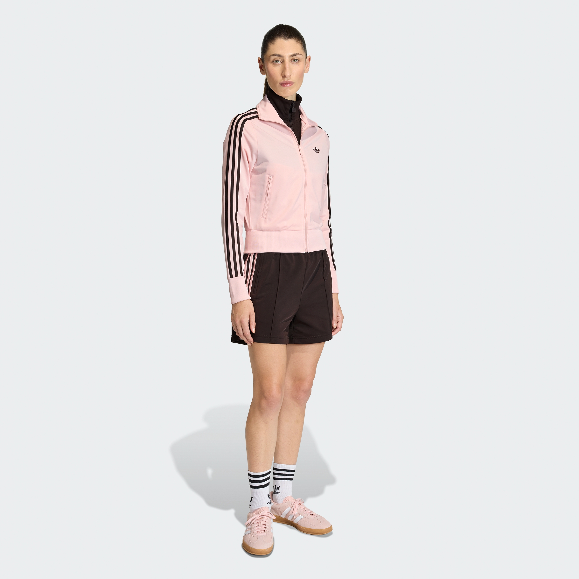 https://assets.adidas.com/images//599c50a279384cc8a39f80ae2fdeb377_9366/KC6573_25_model.jpg