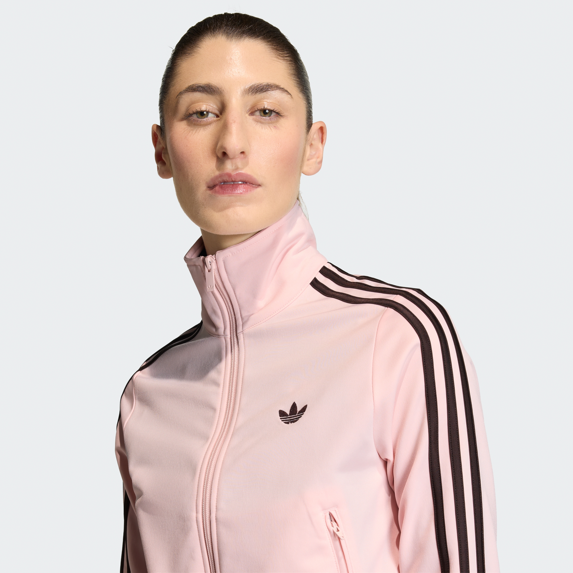 https://assets.adidas.com/images//66c9a6c2f6b5484fb62f070b4189fa94_9366/KC6573_41_detail.jpg