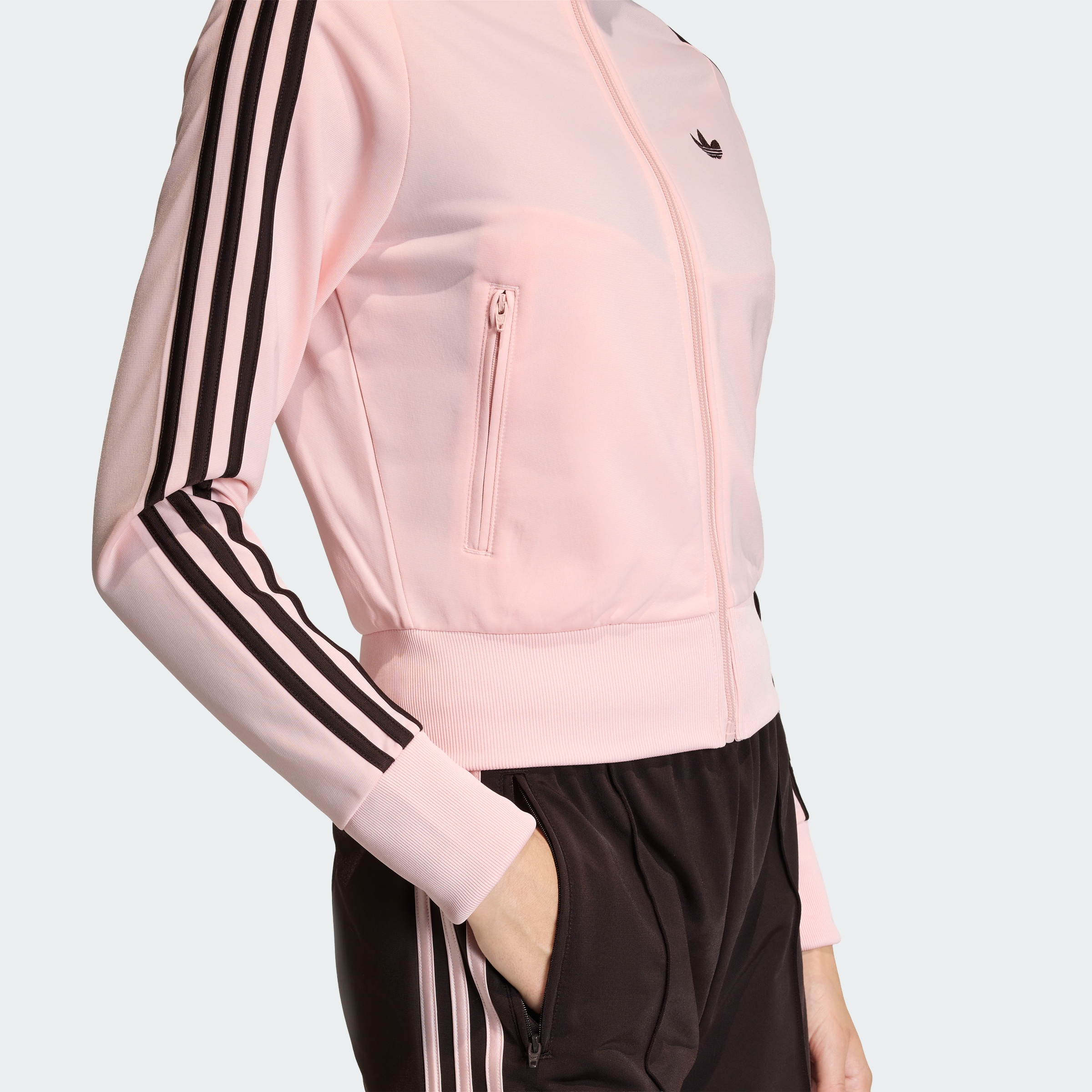 https://assets.adidas.com/images//dee9e0a20c344947a9621fc62fa47692_9366/KC6573_42_detail.jpg
