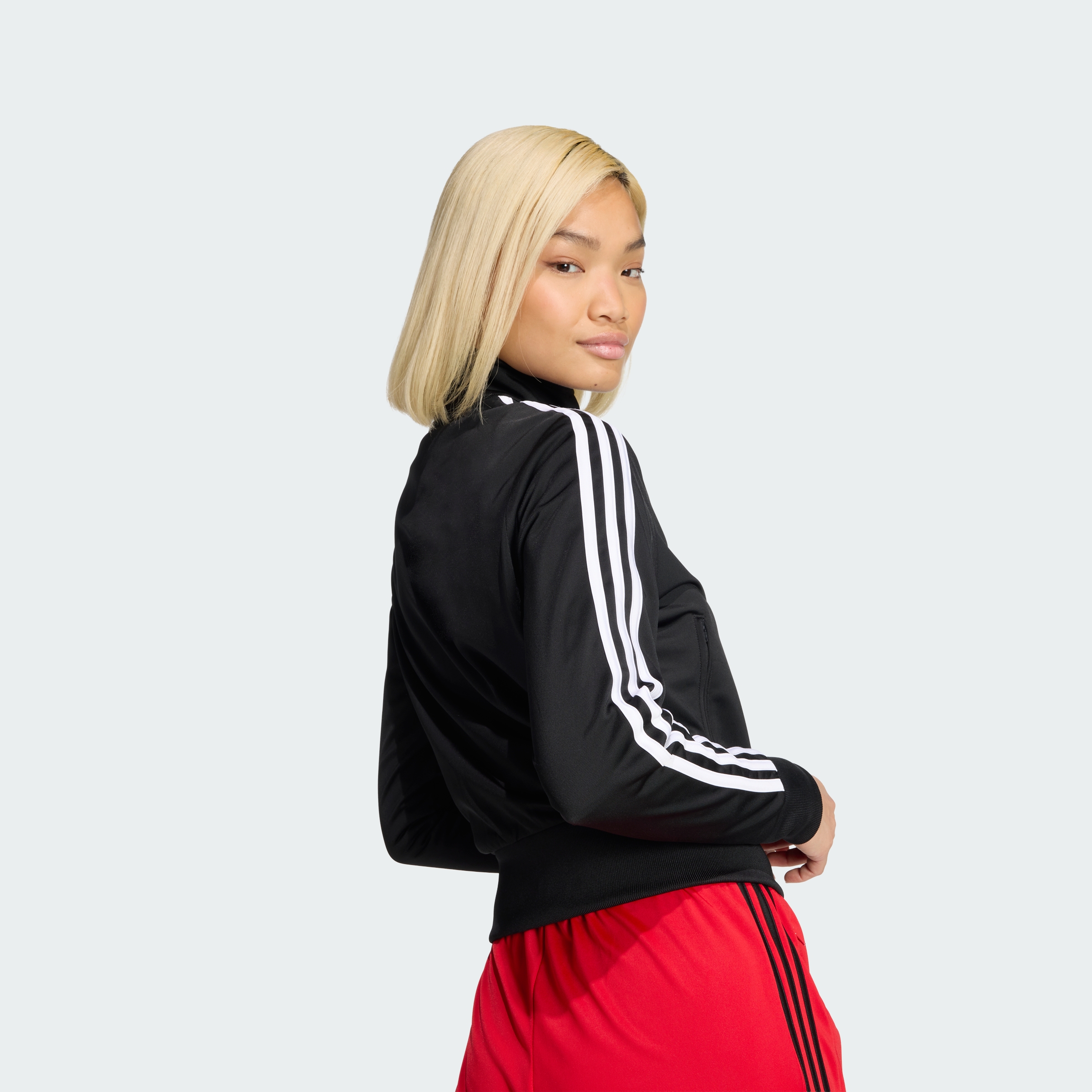 https://assets.adidas.com/images//27fb8e4c022f47489c19b4a233db655c_9366/KD7981_42_detail.jpg