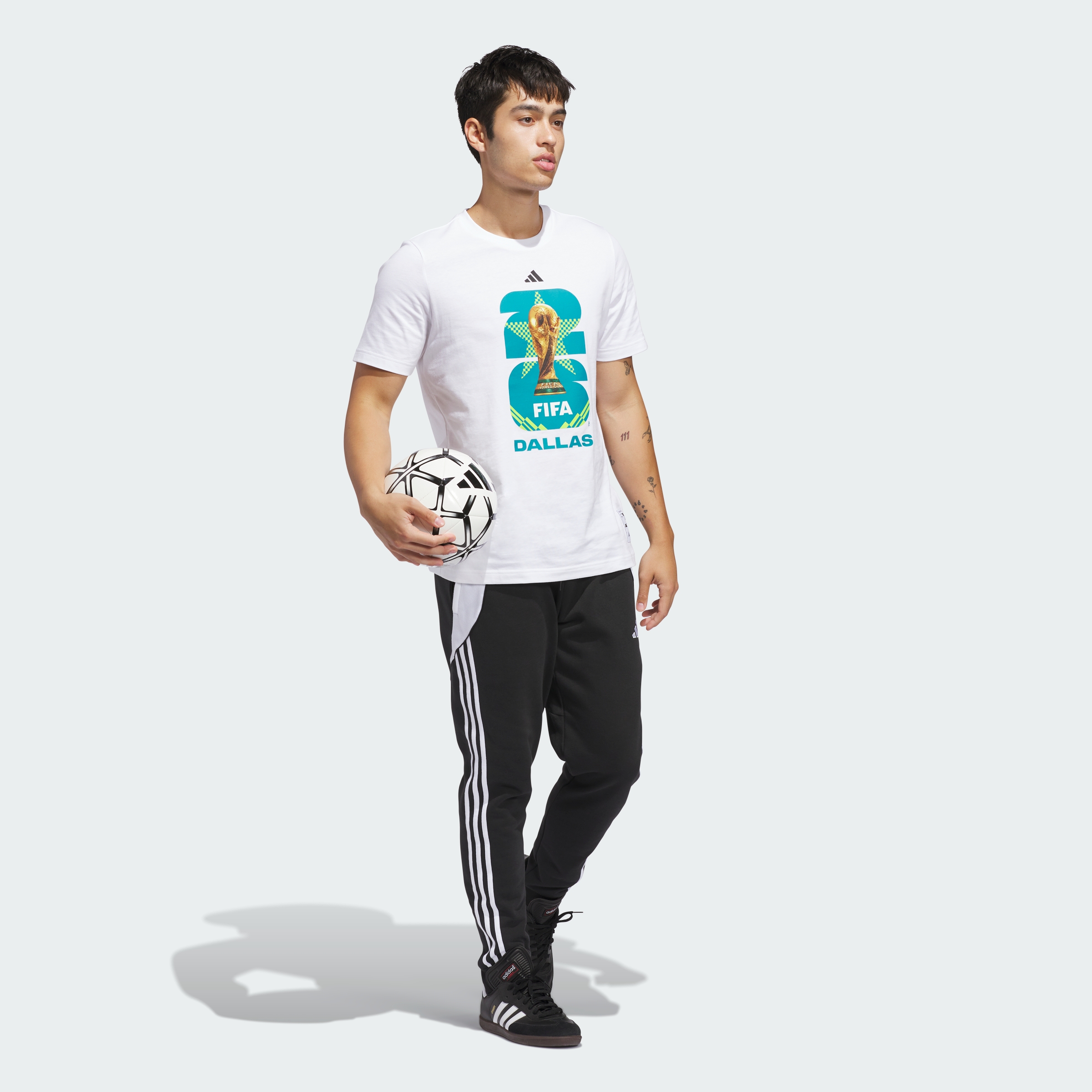https://assets.adidas.com/images//9c6e31be4bac42afa2418038e26d22d6_9366/KH3694_25_model.jpg