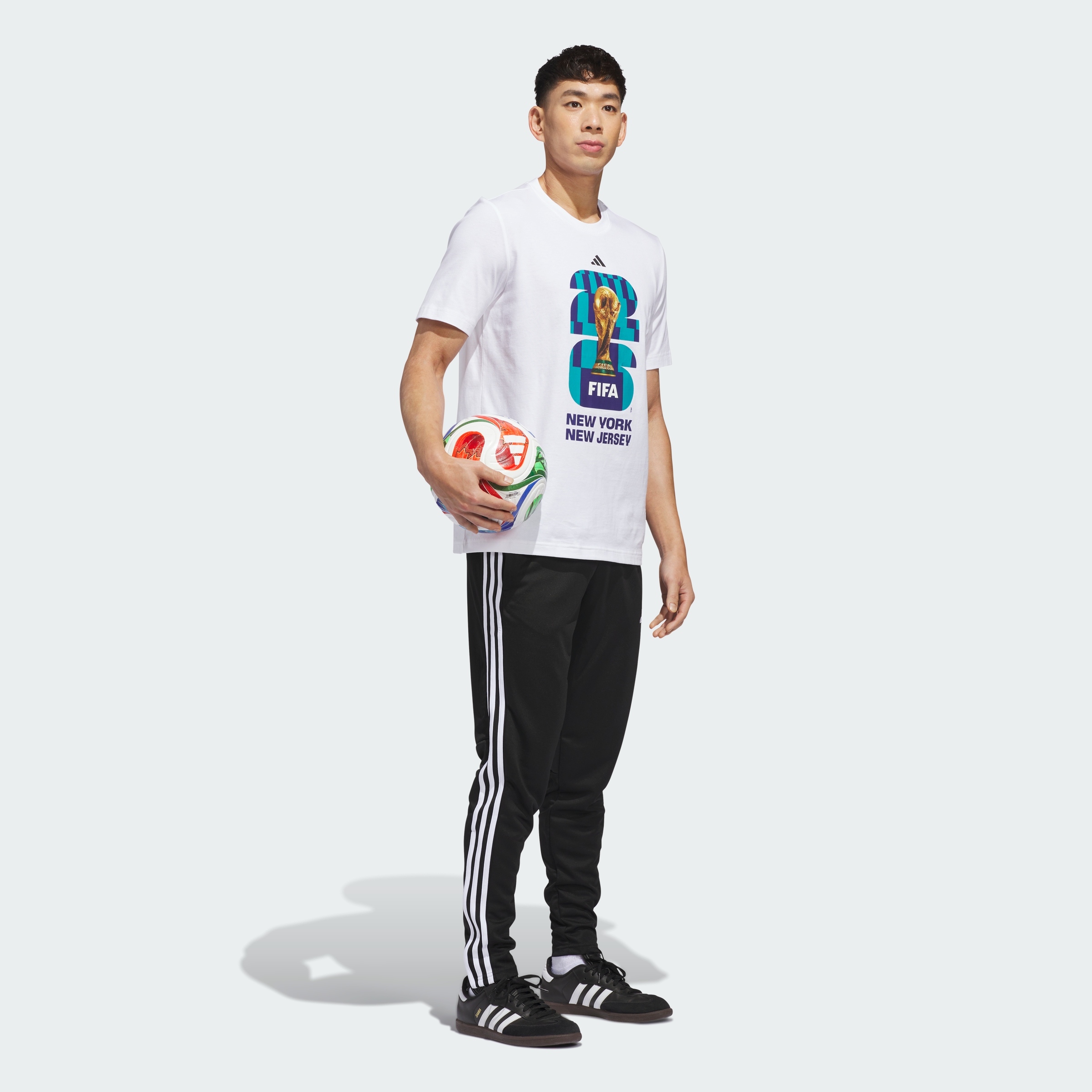 https://assets.adidas.com/images//b8f0d9eb032d4926815ff5b933421beb_9366/KH3704_25_model_hover.jpg
