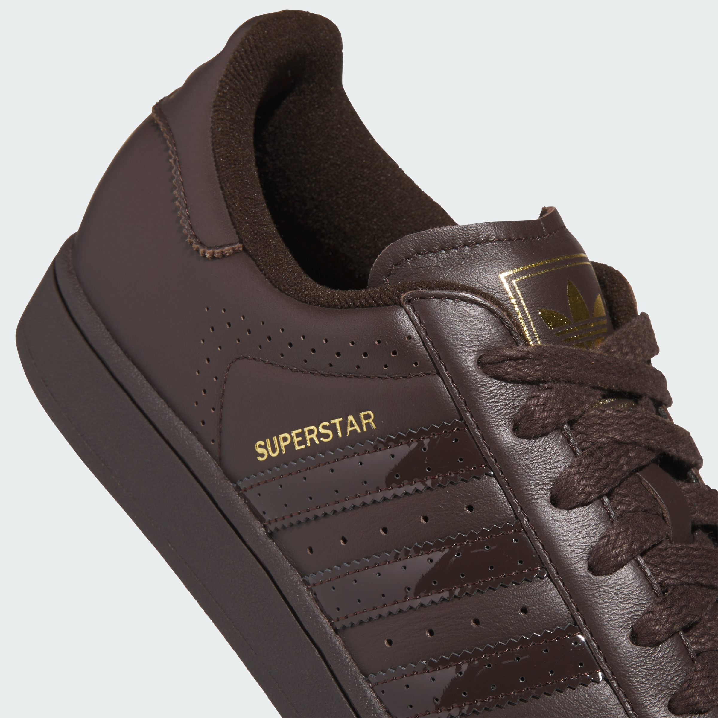 https://assets.adidas.com/images//4e943507c5ff4aeab62581a13bee4214_9366/KH9180_41_detail.jpg